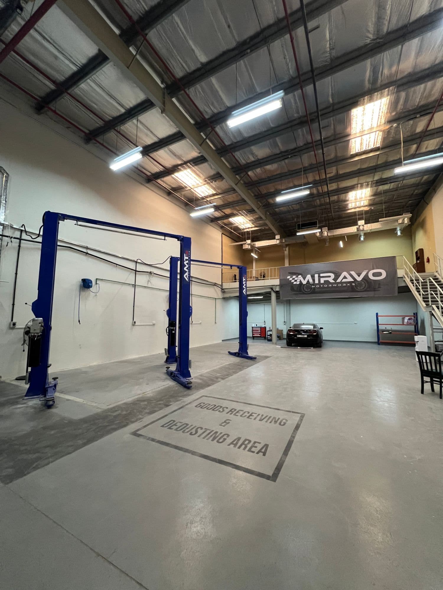 The Miravo Motorworks workshop floor in DIP 2: two-post lifts and the goods-receiving bay